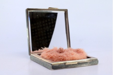  Caixa de toilette em ouro e prata com decoração frisada, cão relevado na tampa